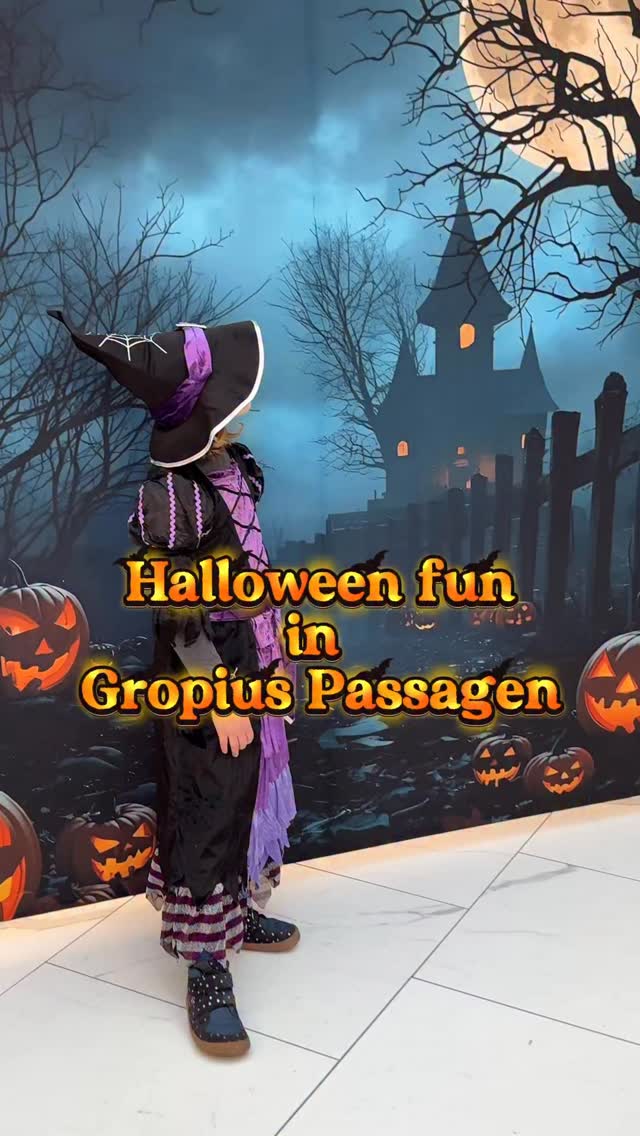 #berlinwithkids #berlinmitkind
🎃 Do your kids also love Halloween this much?
Mine made me promise we’d be back in Berlin for the 31st – it’s definitely their favourite day of the year! 👻

If you’re in the Halloween mood, check out Gropius Passagen 👉 @gropiuspassagen 
🕐 30 Oct – 1 Nov | 13–18 Uhr

They’ve got scary face painting (not so easy to find in Berlin on Halloween!), a photo box, and spooky characters handing out sweets 🍬

Perfect way to wrap up your kids’ Halloween costume fun! 🧛‍♀️
/Werbung