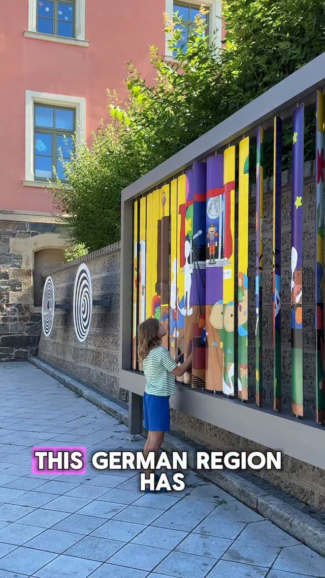 #coburgrennsteig #travelwithkids 
[Werbung] We spent 3 days exploring the @coburg.rennsteig region and it was such a nice visit!  There was so much to see and do, and every day brought something completely different.
Here’s our itinerary:
🛏 Where we stayed
Spielzeughotel Sonneberg - a toy-themed hotel with hand-painted details
🍽 Where we ate
•⁠ ⁠GlasLUST Lauscha - delicious regional food and interesting interiors @hotel.schieferhof.glaslust 
•⁠ ⁠Brauhaus Grosch - great beer garden with a playground and super tasty food @grosch_inside 
✨ What we did
🔥 Blew our own glass in Atelier SpissKist in Lauscha - such a unique experience @lauscha.glaskunst 
🖼 Visited the Museum of Glass Art in Lauscha.
🥾 Hiked a section of the famous Rennsteig trail, snacking on wild blueberries along the way @naturpark_thueringer_wald @meineisfeld 
💦 Spent an afternoon at SonneBad - much bigger and more fun than we expected @sonnebad 
🤸 Burned off even more energy at Funtasy World @funtasy.world.roedental1 
🧸 Explored the German Toy Museum and the Spielmeile in Sonneberg
If you’re looking for a family-friendly destination in Germany that combines nature, history and hands-on experiences, this region is definitely worth adding to your list.
📌 Save this for your next family adventure!