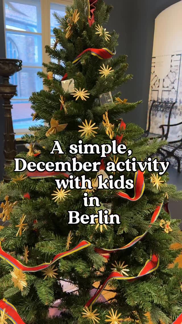#berlinwithkids #berlinmitkind
🎄If you’re in the mood for a calmer kind of Christmas activity this year… 🎄
Have you ever been to Museum Knoblauchhaus @stadtmuseumberlin ?
I hadn’t - and I also didn’t know it turns into a Weihnachtshaus every Advent ✨

It’s small, a bit hidden and very Berlin - and suddenly you’re walking through living rooms from 200 years ago.
Old songs, handwritten cards, festive décor - just a quiet December atmosphere, without the rush.

There’s also “Beziehungsweise Familie” exhibition at the moment, showing how the idea of “family” has changed over time. Short, accessible, and great if your kids like to ask questions.

For children:
🎧 kids’ audioguide
📝 rally with questions so they actually explore
🛠 free print workshops every Advent Saturday across the street (Museumslabor)

And few words about the workshop - we enjoyed it a lot! I’m not very craft-skilled, but it was calm, friendly and hands-on in the best way. No pressure, just making something in December because it feels nice to do so 🤍

📍 Museum Knoblauchhaus, Nikolaiviertel
🎄 Weihnachtshaus: Nov 29 – Jan 4
👧 Kids & teens under 18: free
🎫 Adults: 5€
📅 Dec 14: Snow Queen paper theatre (4+) (tickets online)
//Werbung